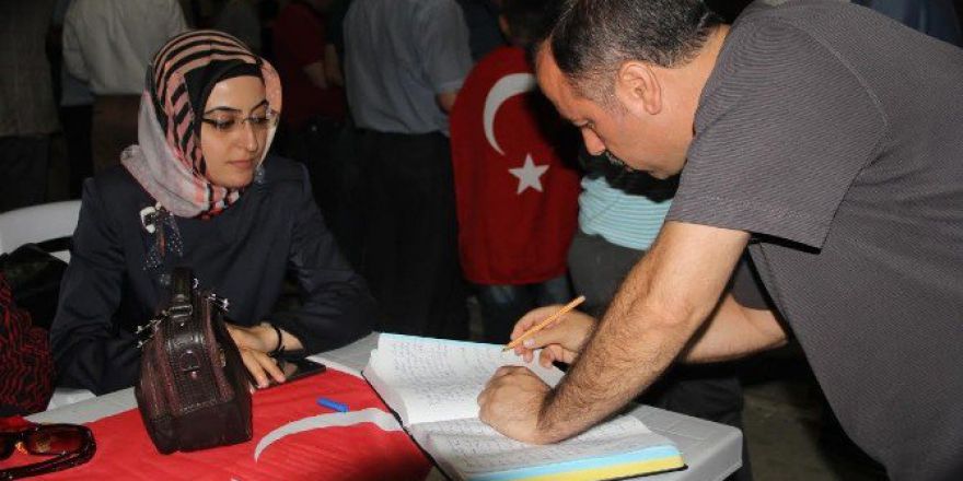 Van’da “15 Temmuz Anı Defteri” Standı Kuruldu