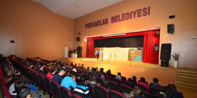 Pursaklar’da 1 Günde 2 Bin 500 Kişi Tiyatro İzledi