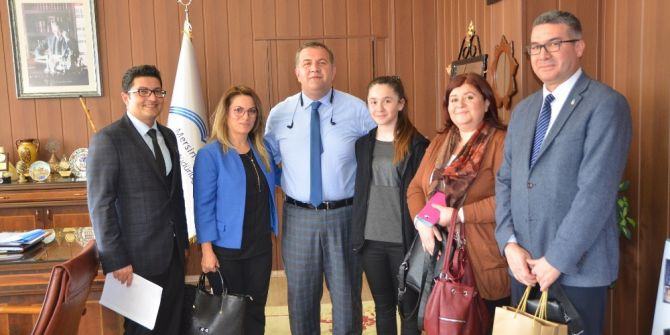 Resim Yarışması Türkiye İkincisi Melek’ten Müdür Koca’ya Ziyaret