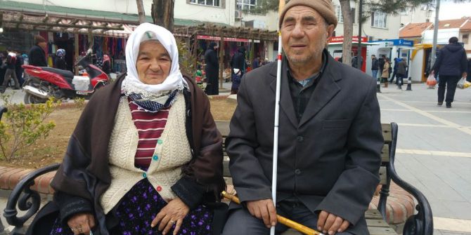 Bir Kavala Sımsıkı Sarılmış İki Engelli Hayat