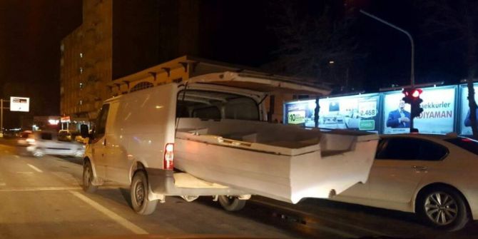 Minibüse Yüklenen Tekne Kazaya Davetiye Çıkardı