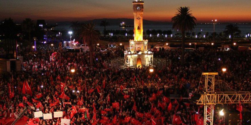İzmirliler Dokuz Gündür Demokrasi Nöbetinde