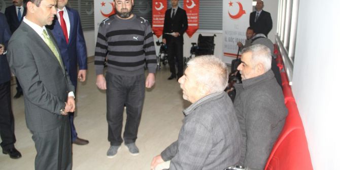 Engelli Suriyeli Sığınmacılara Akülü Sandalye Dağıtıldı