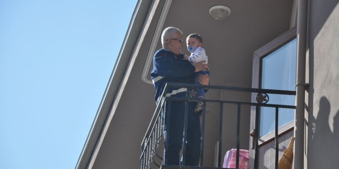 Balkon Demirlerine Sıkıştı