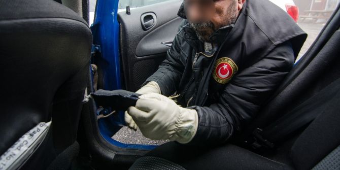 Dereköy’de Otomobil Kapılarına Gizlenmiş Papağanlar Ele Geçirildi