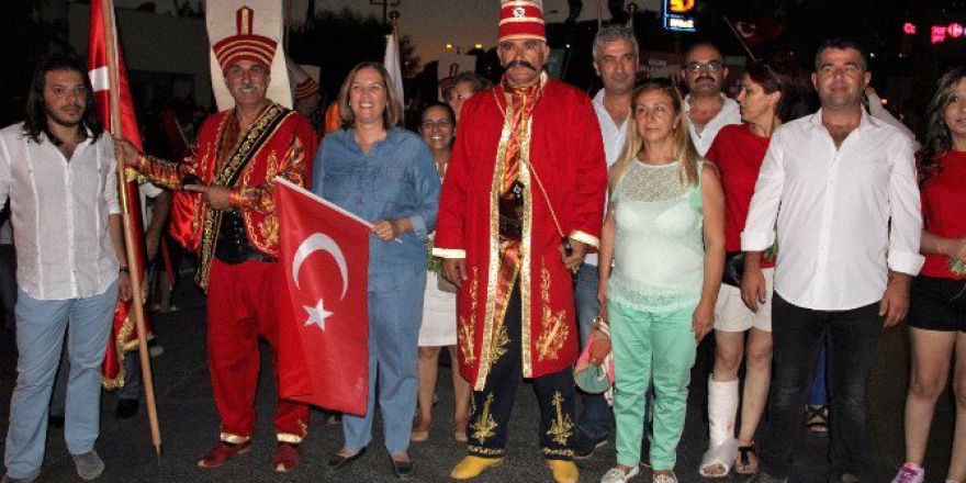 Bodrum’da Binlerce Kişi Demokrasi Yürüyüşü İçin Sokaklara Döküldü