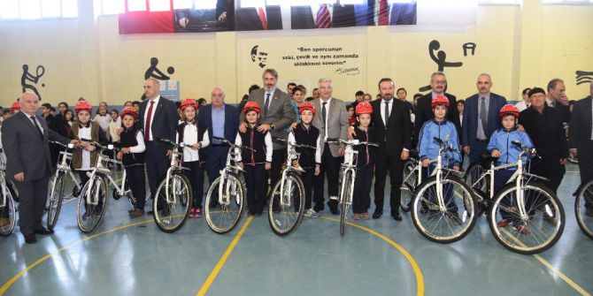 İzmit’te Öğrencilere Bisikletleri Teslim Edildi