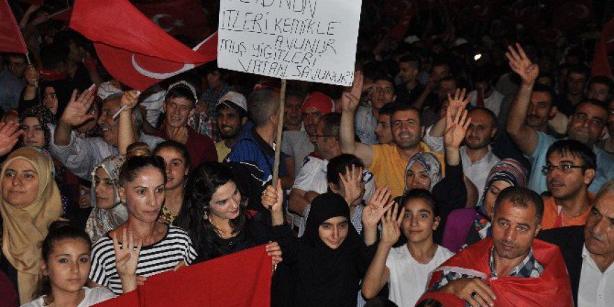 Gelin Ve Damat Demokrasi Nöbetine Katıldı