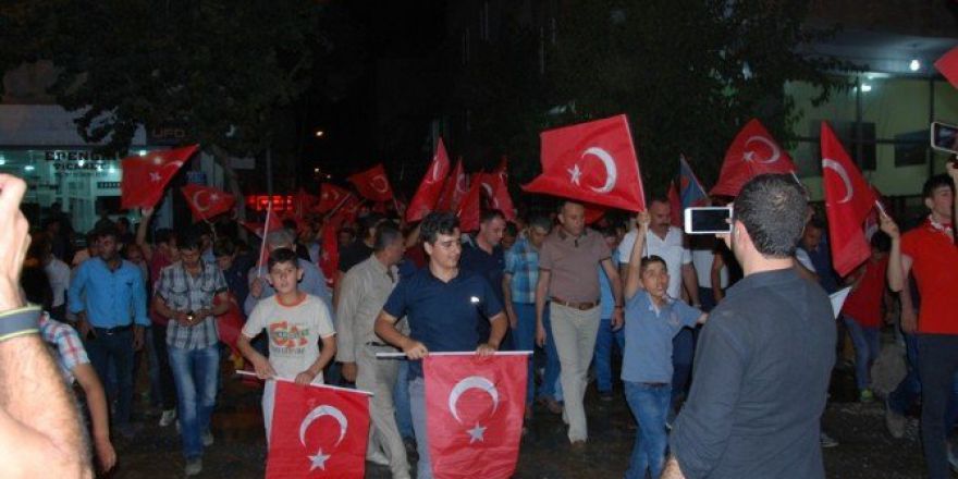 Pervari’de ’Demokrasi Nöbeti’ Sabaha Kadar Sürdü