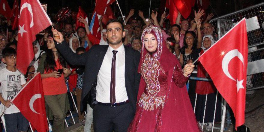 Mersin’de Düğünden Çıkan Gelin Ve Damat Demokrasi Nöbetine Geldi