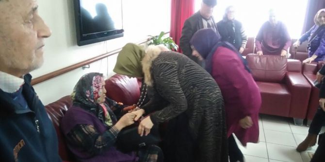 Huzurevi Sakinlerini Ziyaret Ettiler