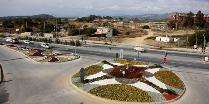 Alanya’nın Kavşak Ve Refüjleri Çiçek Açtı