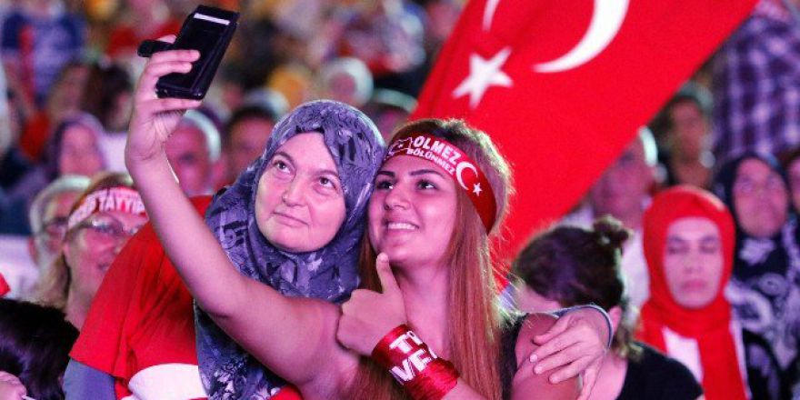 Antalya’da Demokrasi Nöbeti Devam Ediyor