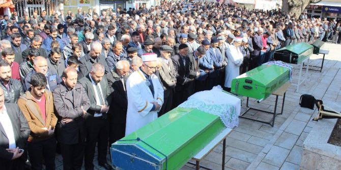 Kazada Ölen Aynı Aileden 4 Kişi Yan Yana Defnedildi