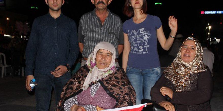 Fatiş Nine Her Namazda Darbecilere Beddua Ediyor