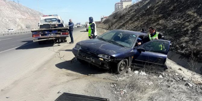 Yol Ortasında Arıza Yapan Otomobile Kamyon Çarptı: 3 Yaralı