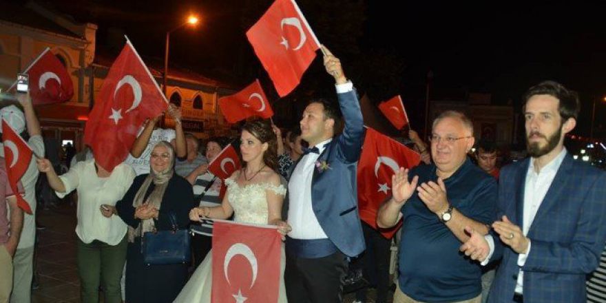 Düğünden Çıkıp Demokrasi Nöbetine Gittiler