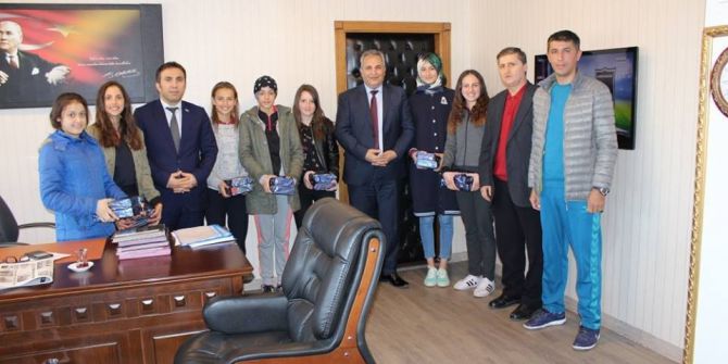 Kaymakamdan Başarılı Öğrencilere Kitap