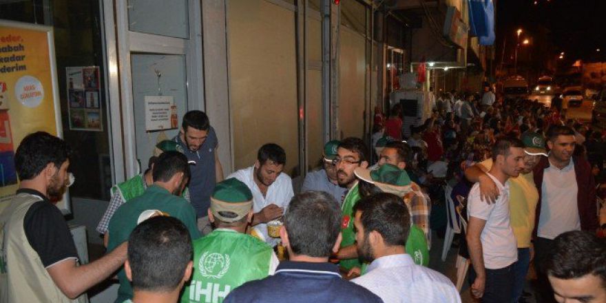 Bitlis İhh’dan Darbe Teşebbüsüne Karşı Duran Halka Etli Nohutlu Pilav İkramı