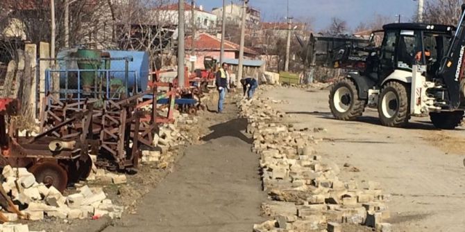 Yol Yapım Ve Onarım Çalışmalarına Devam Ediyor