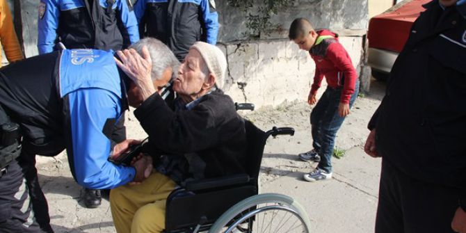 Toplum Destekli Polislerden Yaşlı Adama Yardım Eli
