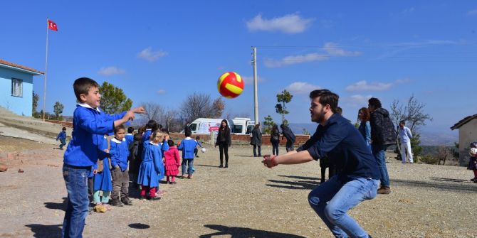 Üniversiteli Öğrencilerden Köy Okullarına Destek