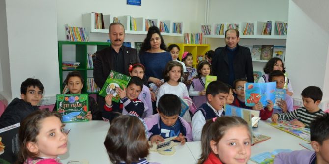 Nadir İlkokuluna Kütüphane Desteği