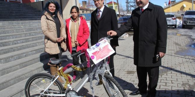 Kaymakam Öztürk’ten Başarılı Öğrenciye Bisiklet