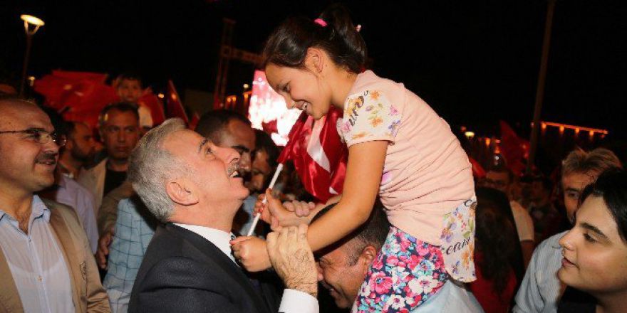 Vali Kamçı, Demokrasi Nöbetinin 9’uncu Gününde Vatandaşlarla Beraber