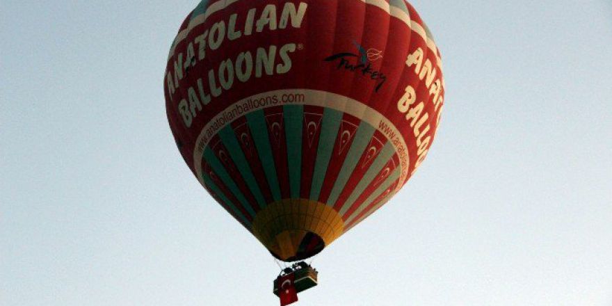 Kapadokya’da Balonlar Türk Bayrakları İle Havalandı