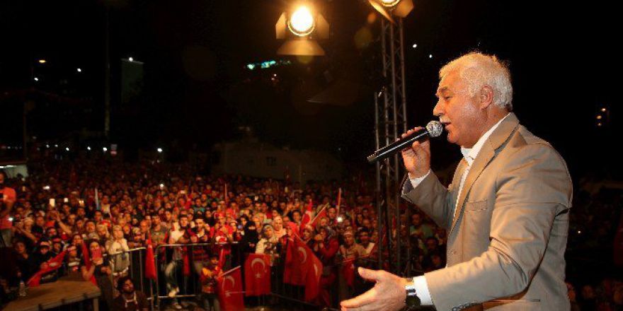 Prof. Dr. Nihat Hatioğlu Ve İlahiyatçı Ömer Döngeloğlu, Vatan Caddesi’nde Demokrasi Nöbeti Tutan Vatandaşlara Hitap Etti.
