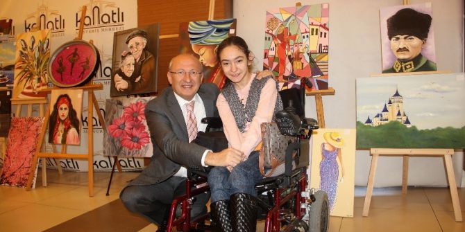 Çakırözer, Engelli Kızın Daveti Üzerine Sergisini Ziyaret Etti