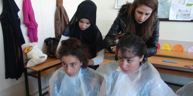 Kuaför Kursiyerlerinden Kırsaldaki Kız Öğrencilere Saç Bakımı