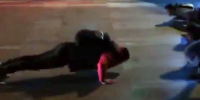 Kırmızı Işıkta Şınav Çektiler