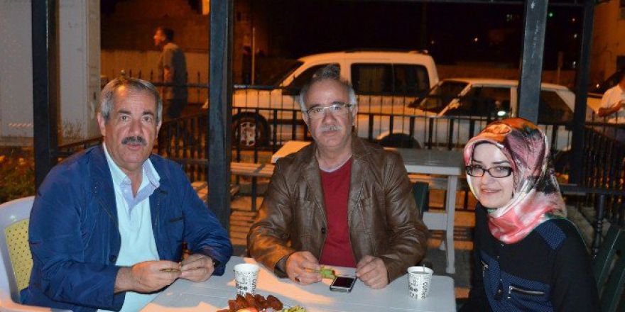 Demokrasi Nöbeti Tutanlara Tatlı Ve Çiğköfte İkram Edildi