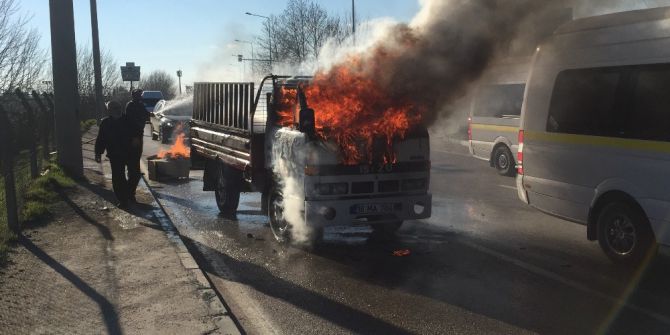 Kamyonet Alev Alev Yandı, Sürücüsü Canını Zor Kurtardı