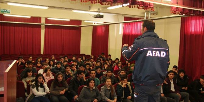 Afad, ’’Afete Hazır Okul" Kapsamında Öğrencileri Bilgilendiriyor