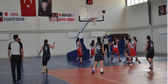 Simav’da Basketbol Grup Maçları Başladı