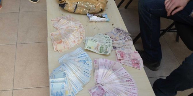 Zehir Taciri Kadın, Yarım Kilo Esrar Ve 31 Bin Tl İle Yakalandı