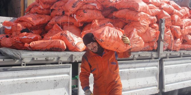 Üniversite Öğrencisi Kömür Taşıyarak Okuyor