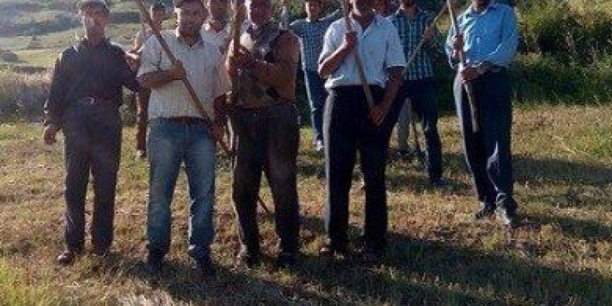 Çiftçiler Tarlada Dirgenli Demokrasi Nöbetinde