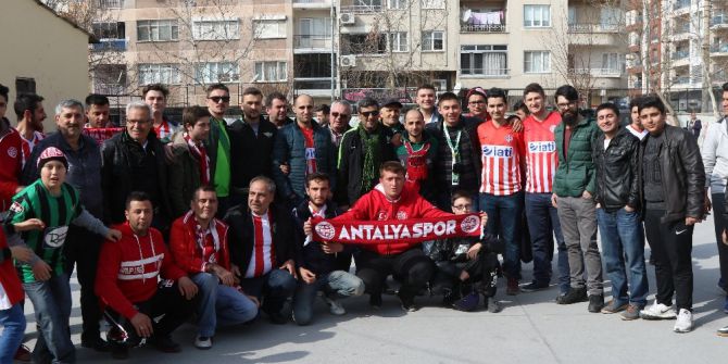 Akhisar Belediyespor İle Antalyaspor Taraftarlarından Örnek Davranış