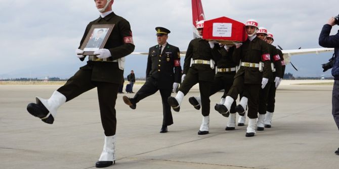 Annesi Koşarak, Şehidin Cenazesine Sarıldı