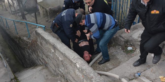 Eşine Bıçak Çekip Evi Ateşe Verdi