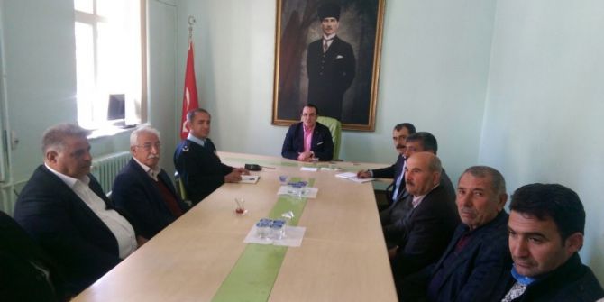 Kaymakam Kaya Muhtarla Bir Araya Geldi