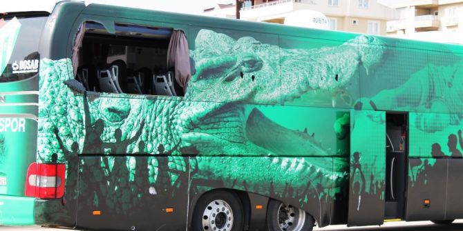 Bursaspor Taraftarları Takım Otobüsünün Camlarını Kırdı