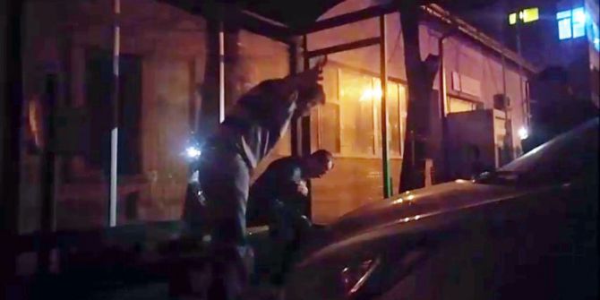 Bonzai İçen Genci Vatandaşlar Su Dökerek Ayıltmaya Çalıştı