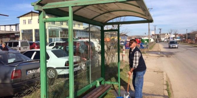 Duraklarını Kendi Elleriyle Temizledi