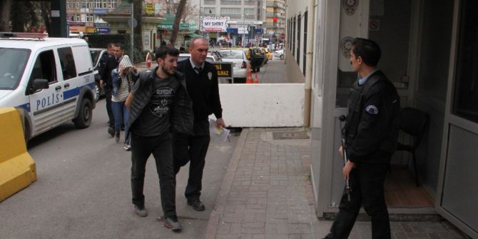 Otomatik Tüfekle Şehir Merkezine Yürüyen Şahıs Son Anda Yakalandı