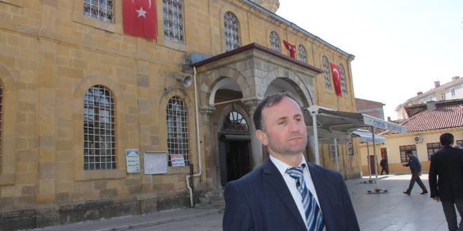 Ezan Yasağını Protesto Etti